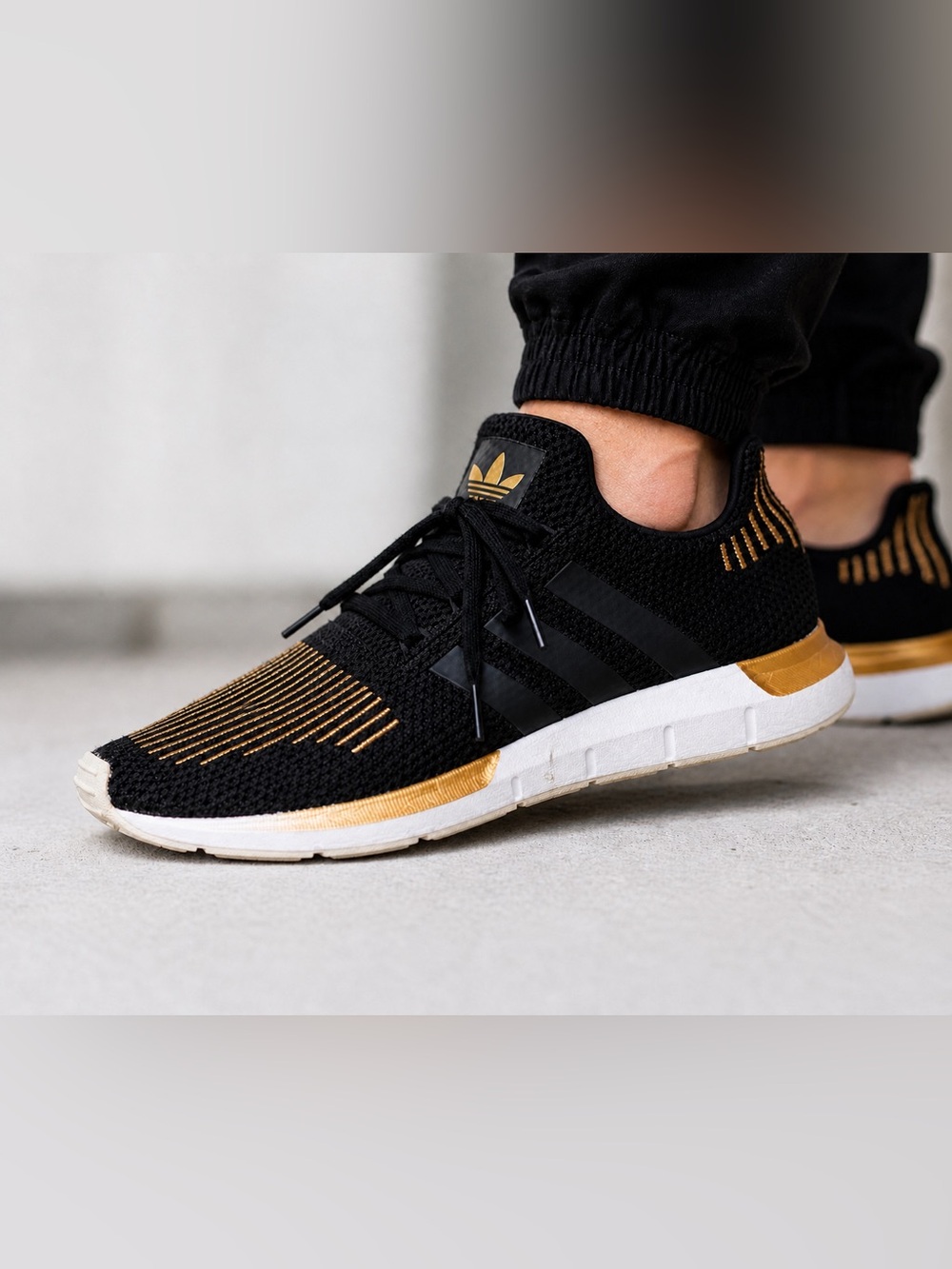 Adidas Swift Run Black Gold Knit Sneakers Men’s Size 8